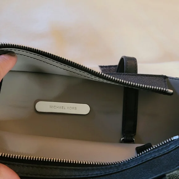 Micheal Kors Crossbody/Tote - Picture 10 of 13